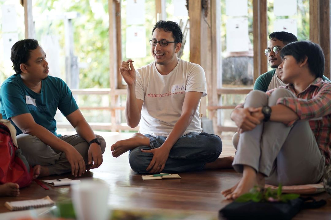 Guru mengajar dengan globus